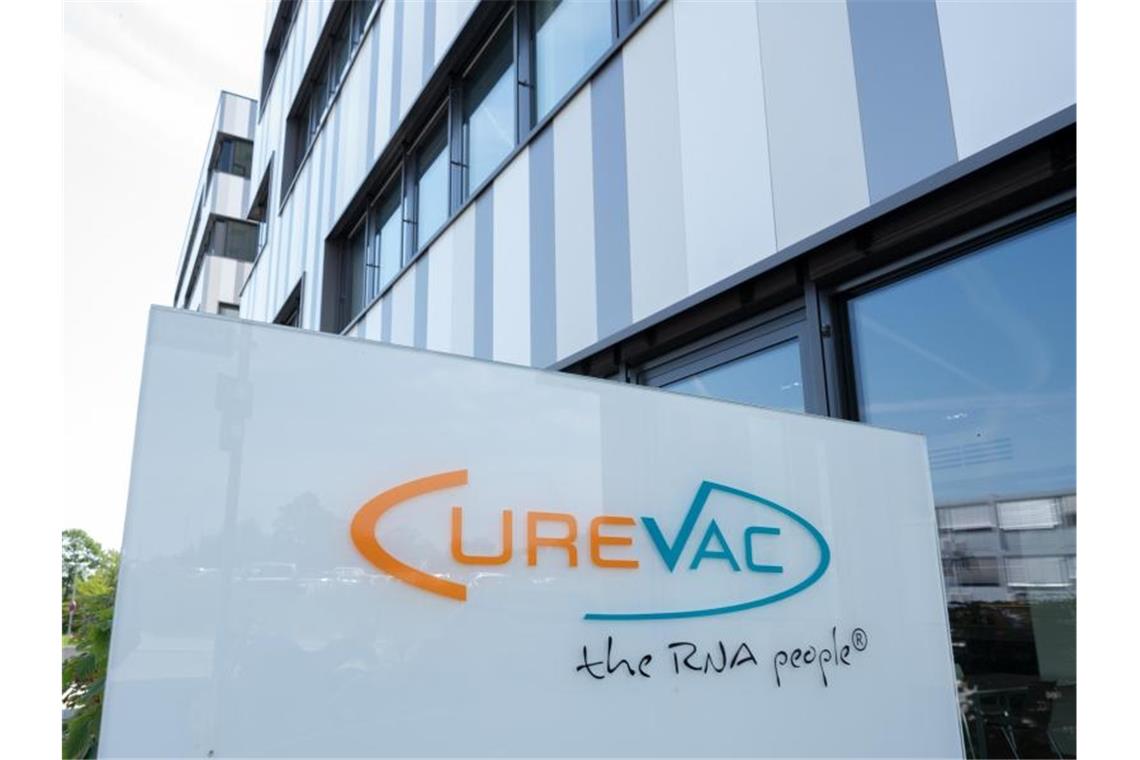 Experte: Wenig Hoffnung auf bessere Wirksamkeit bei Curevac Ein Schild mit dem Logo des biopharmazeutischen Unternehmens Curevac. Foto: Bernd Weißbrod/dpa/