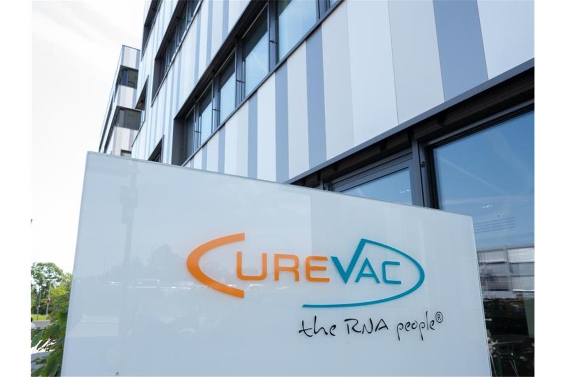 Ein Schild mit dem Logo des biopharmazeutischen Unternehmens Curevac. Foto: Bernd Weißbrod/dpa/Archivbild