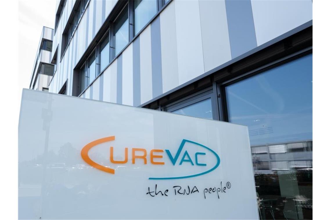 Curevac: Corona-Impfstoff zeigt 48 Prozent Wirksamkeit Ein Schild mit dem Logo des biopharmazeutischen Unternehmens Curevac steht vor der Zentrale in Tübingen. Foto: Bernd Weißbrod/dpa/Archivbild