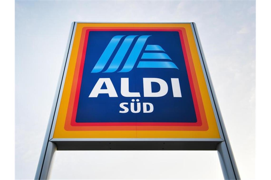 Ein Schild mit dem Logo des Discounters Aldi Süd. Foto: Sina Schuldt/dpa/Archivbild