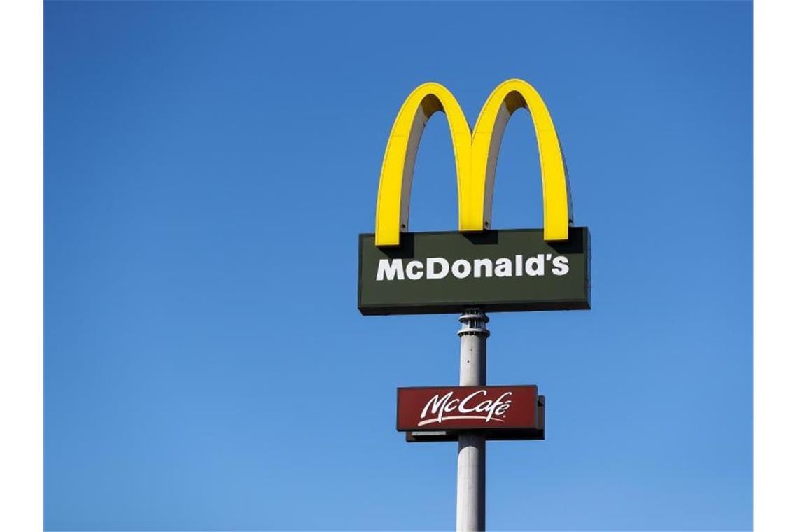 Ein Schild mit dem Logo Fast-Food-Konzerns McDonald's. Foto: Jan Woitas/ZB/dpa/Symbolbild