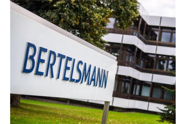 Ein Schild mit dem Logo von Bertelsmann steht vor der Zentrale. Bertelsmann gibt seine Halbjahreszahlen bekannt. Foto: Lino Mirgeler/dpa