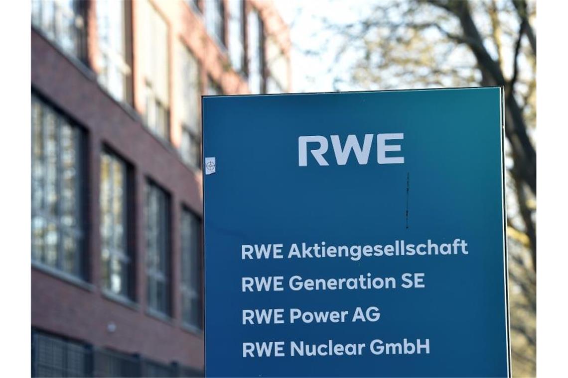 RWE will sich besser gegen Extremwetter wappnen Ein Schild mit dem RWE Logo steht vor der RWE Konzernzentrale in Essen. Foto: Caroline Seidel/dpa