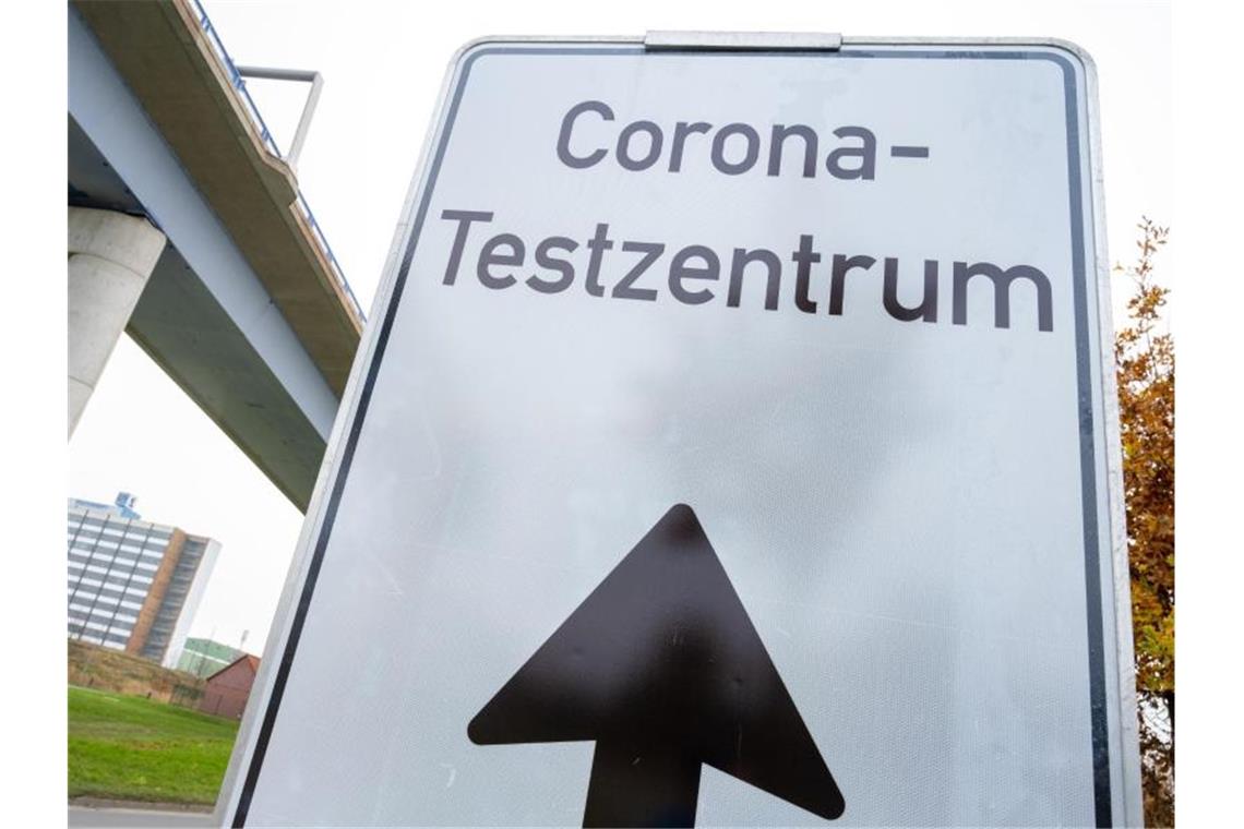 Mutmaßlicher Abrechnungsbetrug bei Testzentrum in Öhringen Ein Schild mit dem Schriftzug „Corona-Testzenturm“ weist auf ein Corona-Testzentrum hin. Foto: Stefan Sauer/dpa/Symbolbild