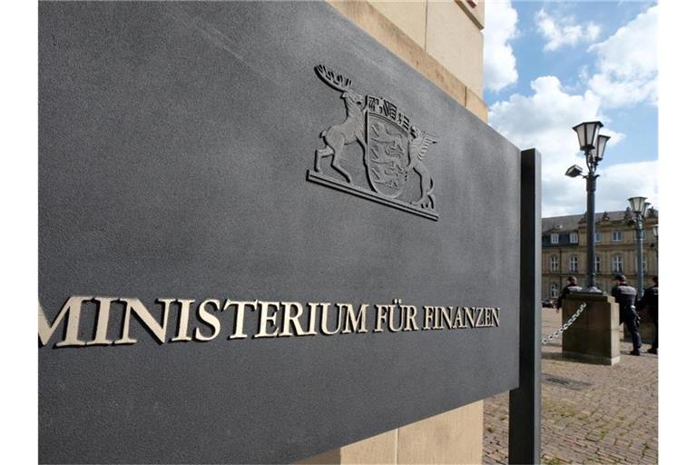 Ein Schild mit dem Schriftzug „Ministerium für Finanzen“ steht vor dem Finanzministerium. Foto: Bernd Weissbrod/dpa/archivbild