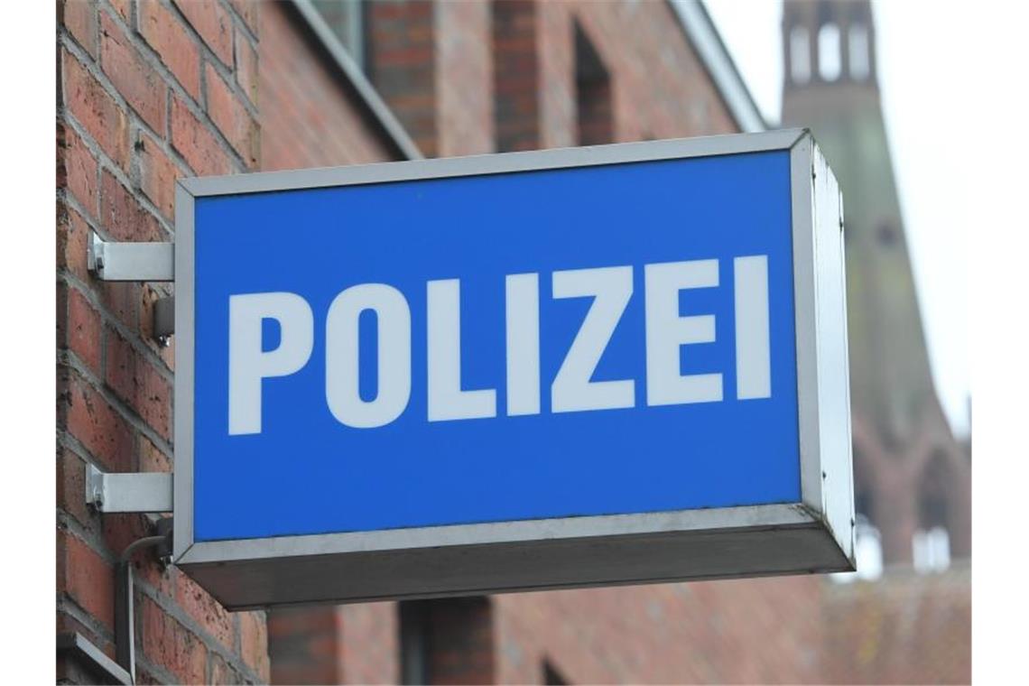 Ein Schild mit dem Schriftzug “ Polizei“ hängt an einer Polizeiwache. Foto: Stefan Sauer/dpa-Zentralbild/dpa/Symbolbild