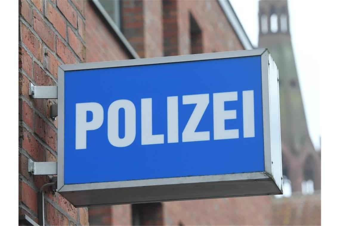 Ein Schild mit dem Schriftzug “ Polizei“ hängt an einer Polizeiwache. Foto: Stefan Sauer/dpa-Zentralbild/dpa/Symbolbild