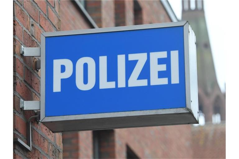 Ein Schild mit dem Schriftzug “ Polizei“ hängt an einer Polizeiwache. Foto: Stefan Sauer/dpa-Zentralbild/dpa/Symbolbild