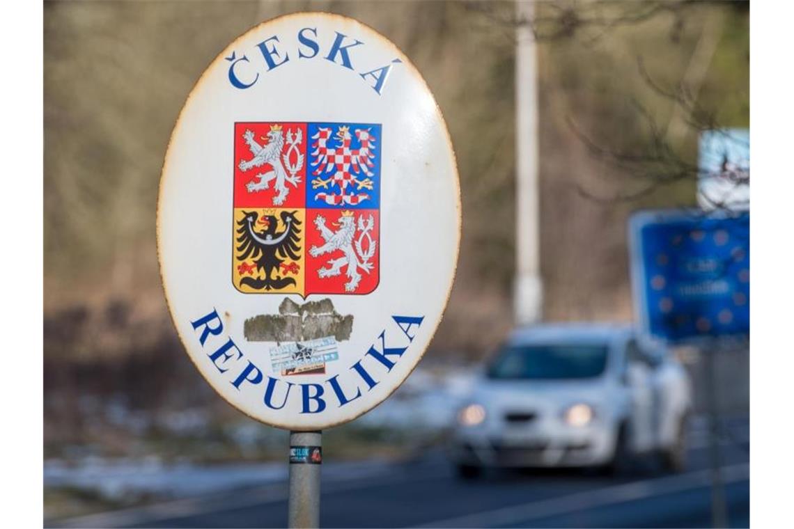 Grenzkontrollen zu Tschechien bleiben Ein Schild mit dem Wappen der tschechischen Republik steht an der deutsch-tschechischen Grenze. Foto: picture alliance / Armin Weigel/dpa