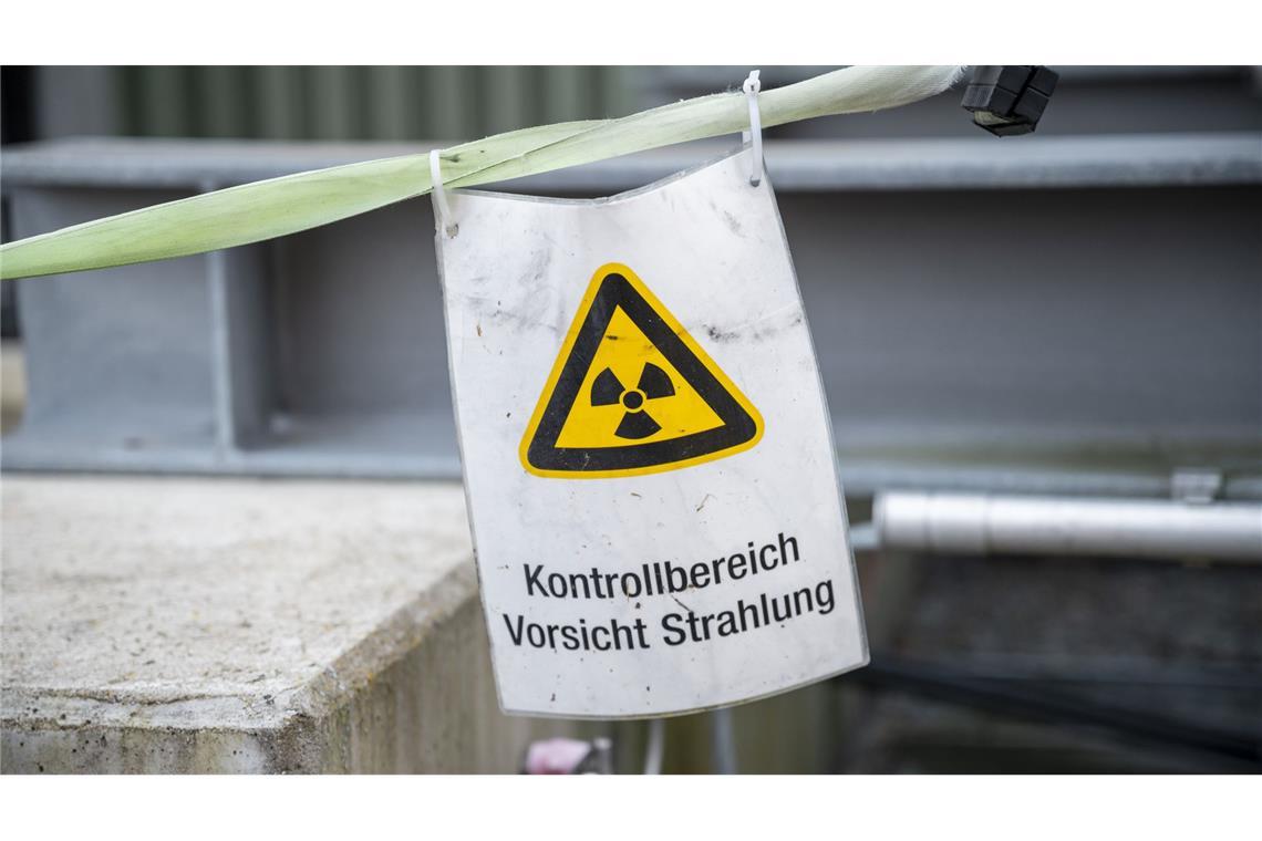 Ein Schild mit dem Warnhinweis „Kontrollbereich Vorsicht Strahlung“ im bayerischen Grafenrheinfeld.