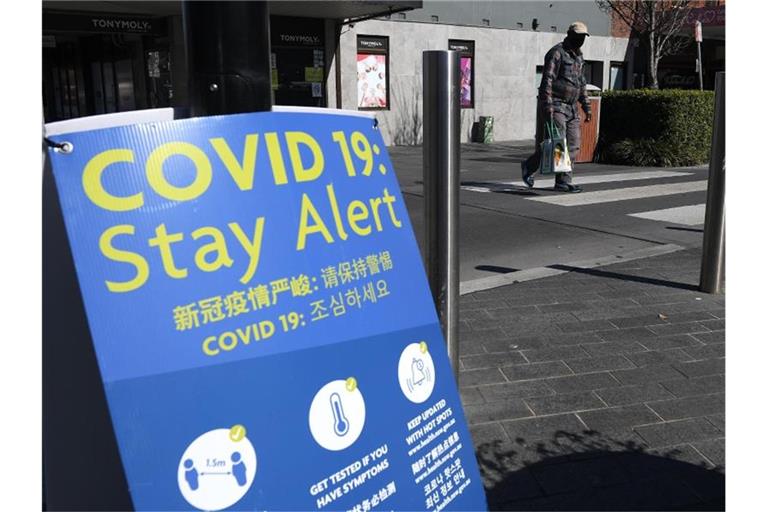 Ein Schild mit den Corona-Regeln an einer Straße in Sydney. Foto: Dan Himbrechts/AAP/dpa