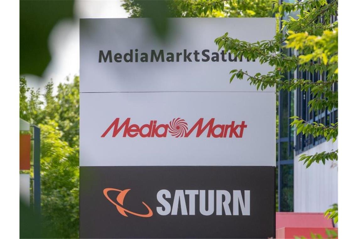 Ein Schild mit den Schriftzügen von Media Markt und Saturn vor der Firmenzentrale im bayerischen Ingolstadt. Foto: Armin Weigel/dpa/Archivbild