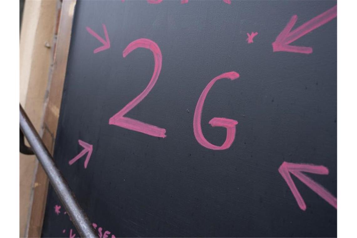 Ein Schild mit der Aufschrift „2G“ vor einem Geschäft in Potsdam. Foto: Christophe Gateau/dpa