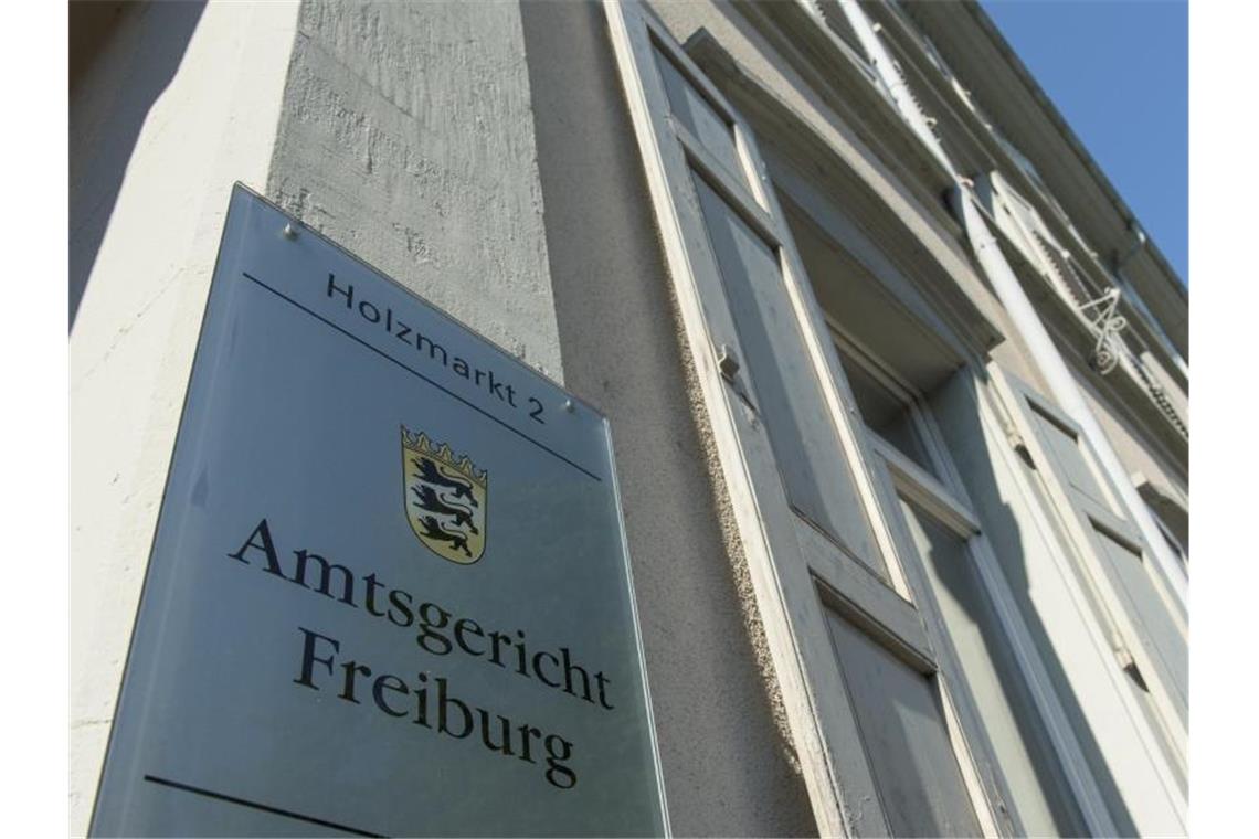 Ein Schild mit der Aufschrift „Amtsgericht Freiburg“ hängt an der Fassade des Gerichtsgebäudes. Foto: Patrick Seeger/dpa/Archivbild