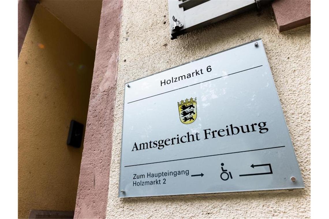 Prozess um Ärztin muss von vorne beginnen Ein Schild mit der Aufschrift „Amtsgericht Freiburg“ hängt an einem Gerichtsgebäude. Foto: Philipp von Ditfurth/dpa/Archivbild