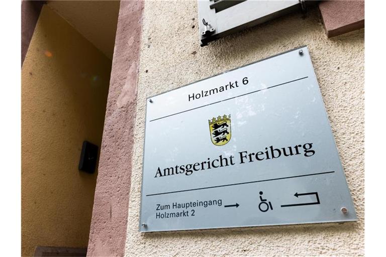Ein Schild mit der Aufschrift "Amtsgericht Freiburg" hängt an einem Gerichtsgebäude. Foto: Philipp von Ditfurth/dpa