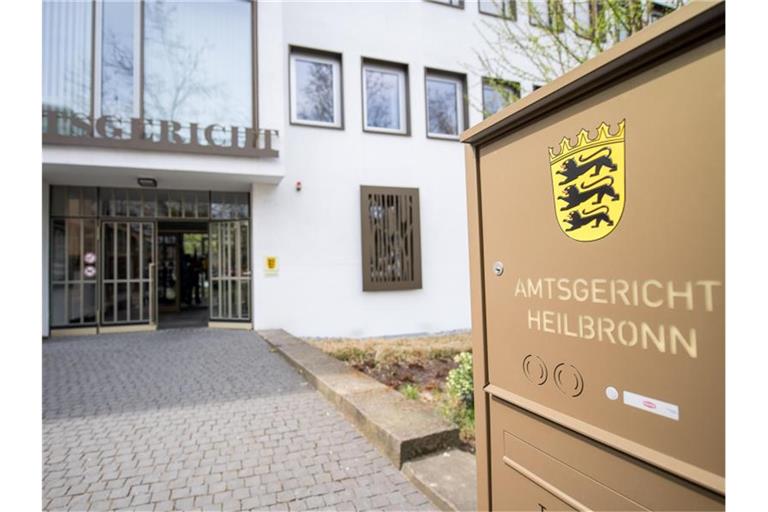 Ein Schild mit der Aufschrift „Amtsgericht Heilbronn“ steht vor dem Amtsgericht Heilbronn. Foto: Sebastian Gollnow/dpa/Archivbild