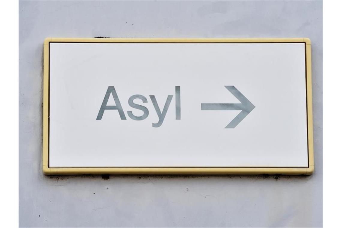 Zuwanderung: Weniger Flüchtlinge, mehr Arbeitsmigranten Ein Schild mit der Aufschrift „Asyl“ in der Landeserstaufnahme für Asylbewerber (LEA) Karlsruhe. Foto: Uli Deck/dpa