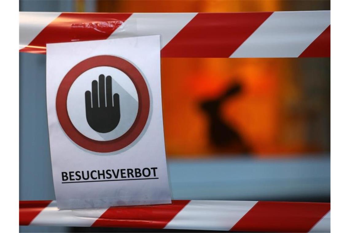 Zahl der Corona-Toten in Deutschland steigt auf über 7100 Ein Schild mit der Aufschrift „Besuchsverbot“ vor einem Seniorenheim. Foto: Oliver Berg/dpa