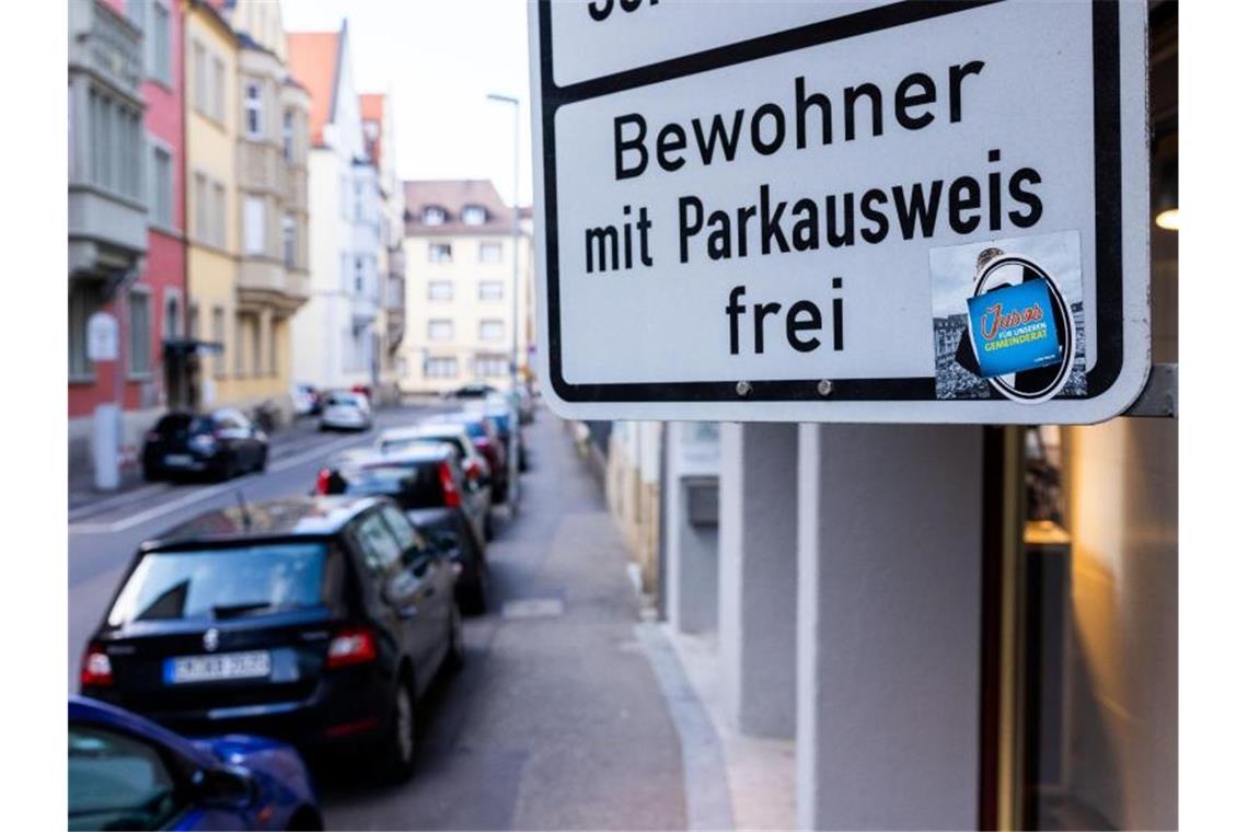 Ein Schild mit der Aufschrift „Bewohner mit Parkausweis frei“ steht an einer Straße. Foto: Philipp von Ditfurth/dpa