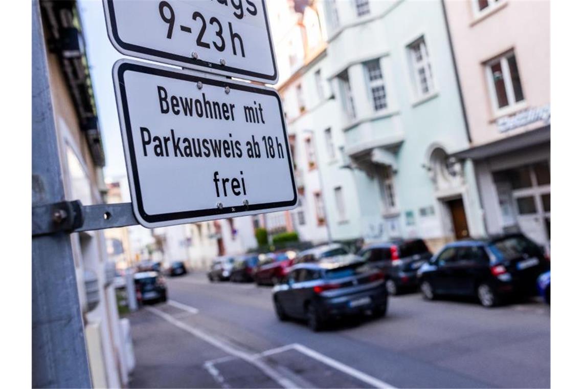 Ein Schild mit der Aufschrift „Bewohner mit Parkausweis frei“ steht an einer Straße. Foto: Philipp von Ditfurth/dpa