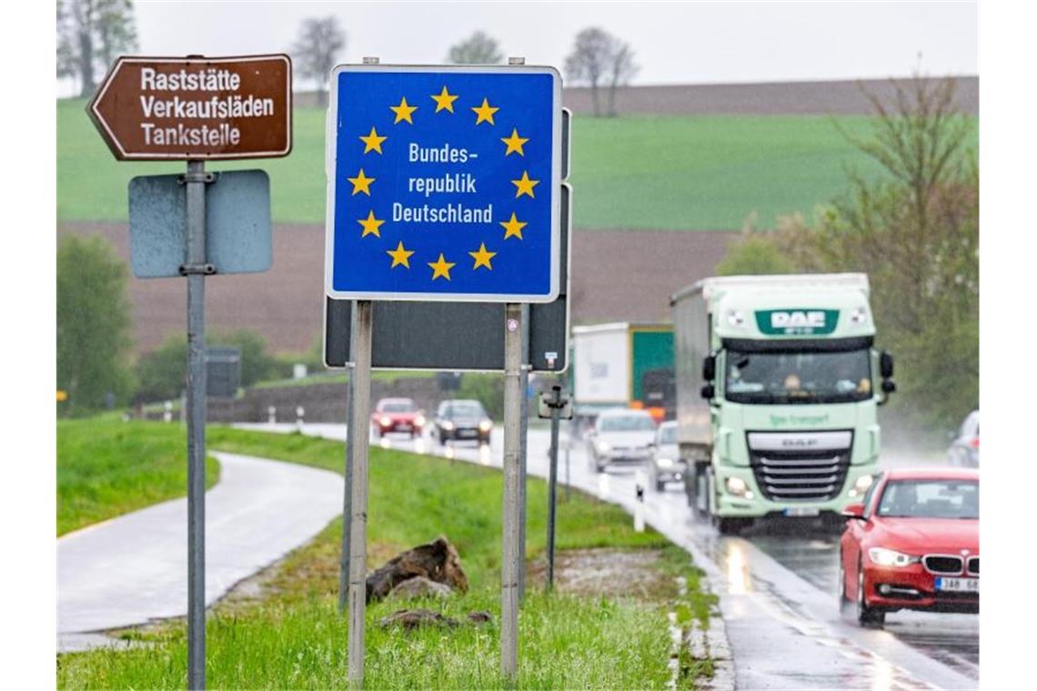Corona-Beschränkungen für über 100 Länder gelockert Ein Schild mit der Aufschrift "Bundesrepublik Deutschland" steht an der deutsch-tschechischen Grenze. Foto: Armin Weigel/dpa