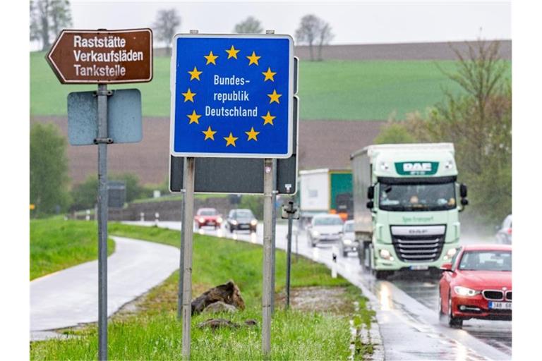 Ein Schild mit der Aufschrift "Bundesrepublik Deutschland" steht an der deutsch-tschechischen Grenze. Foto: Armin Weigel/dpa
