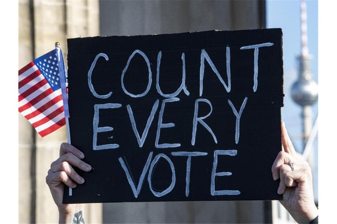 Trump will US-Wahl vor Ergebnis kapern Ein Schild mit der Aufschrift "Count Every Vote" und eine Mini-US-Flagge bei einer Kundgebung in Berlin. In den USA waren mehr als 200 Millionen Amerikaner aufgerufen, einen neuen Präsidenten und die Abgeordneten des Repräsentantenhauses zu wählen. Foto: Fabian Sommer/dpa