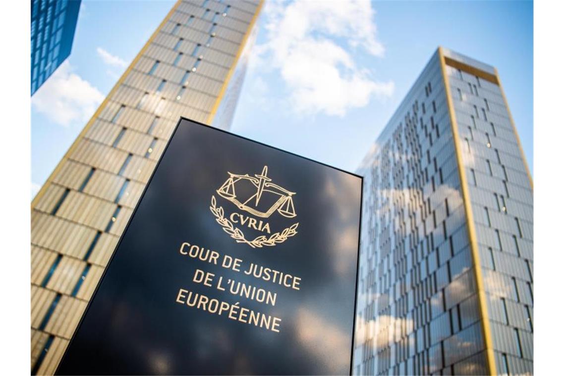EuGH-Gutachten: Lange Leiharbeit braucht eine Erklärung Ein Schild mit der Aufschrift „Cour de Justice de l'union Européene“ steht vor den Türmen des EuGH. Foto: Arne Immanuel Bänsch/dpa/archivbild