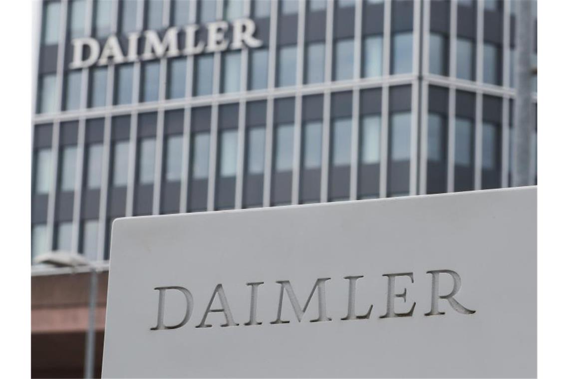 Ein Schild mit der Aufschrift „Daimler“ steht vor dem Mercedes-Benz Werk in Untertürkheim. Foto: Tom Weller/dpa/Archivbild