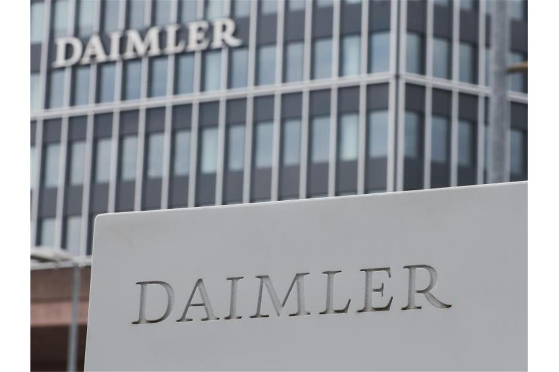 Ein Schild mit der Aufschrift „Daimler“ vor dem Mercedes-Benz Werk in Untertürkheim. Foto: Tom Weller/dpa/Archivbild