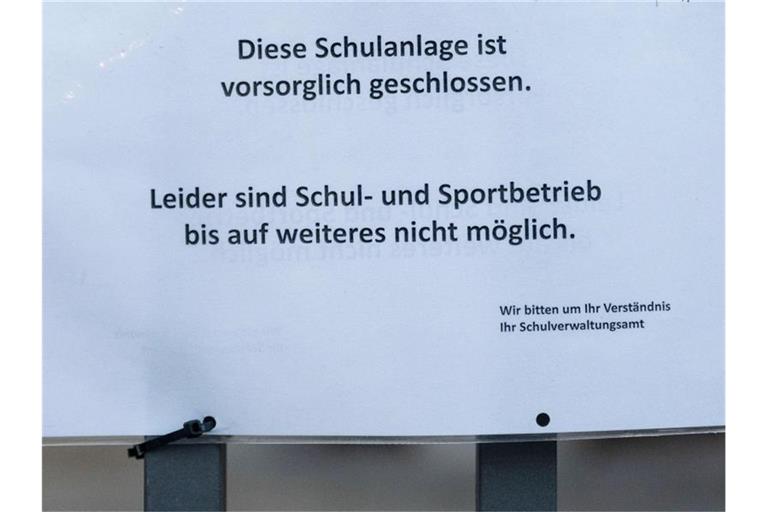 Ein Schild mit der Aufschrift „Diese Schulanlage ist vorsorglich geschlossen“ hängt am Eingang einer Schule in Stuttgart. Foto: Marijan Murat/dpa