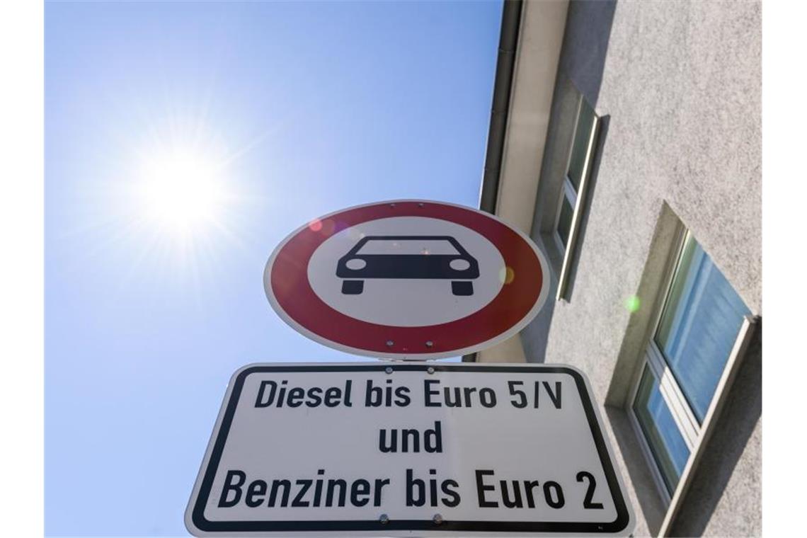 Land bleibt dabei: keine großen Euro-5-Fahrverbote Ein Schild mit der Aufschrift "Diesel bis Euro 5/V und Benziner bis Euro 2". Foto: Silas Stein/Archiv
