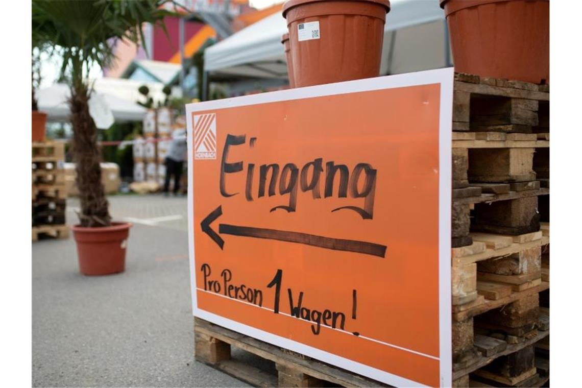 Ein Schild mit der Aufschrift „Eingang - Pro Person 1 Wagen!“ am Eingang eines Baumarkts. Foto: Sven Hoppe/dpa