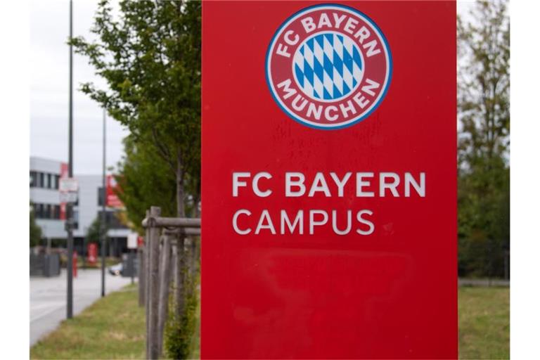 Ein Schild mit der Aufschrift "FC Bayern Campus" ist vor dem Nachwuchsleistungszentrum des Fußball-Bundesligisten zu sehen. Foto: Sven Hoppe/dpa/Archivbild