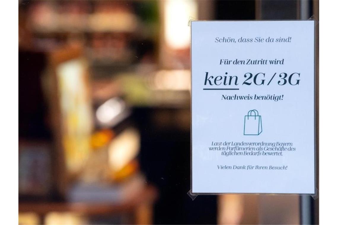 Bayerischer Gerichtshof kippt 2G-Regel im Einzelhandel Ein Schild mit der Aufschrift „Für den Zutritt wird kein 2G/3G Nachweis benötigt“ hängt im Schaufenster eines Münchner Geschäfts. Foto: Sven Hoppe/dpa