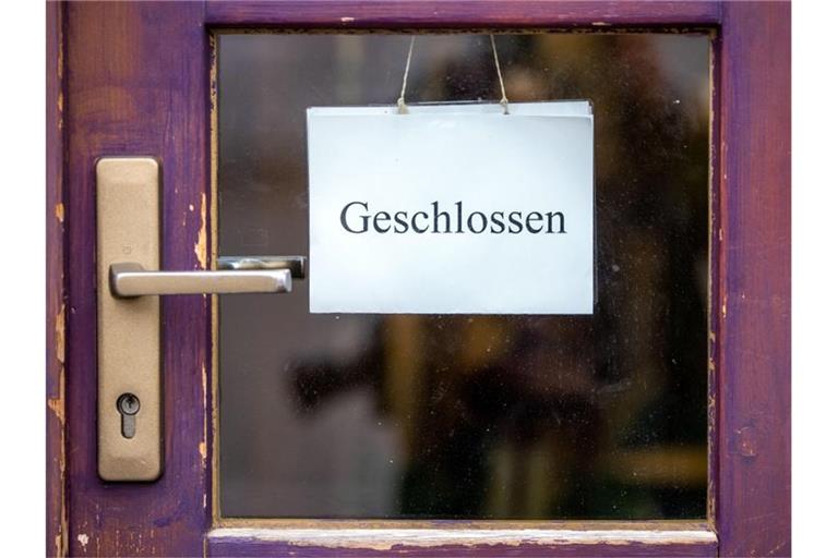 Ein Schild mit der Aufschrift „Geschlossen“ hängt an der Tür eines Ladengeschäfts. Foto: Jens Büttner/dpa-Zentralbild/dpa/Symbolbild