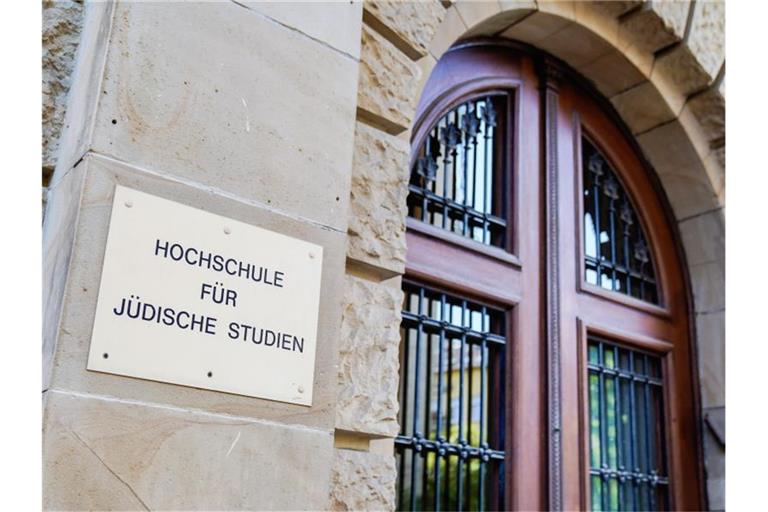 Ein Schild mit der Aufschrift „Hochschule für Jüdische Studien“ hängt am Eingang der Hochschule. Foto: Uwe Anspach/dpa
