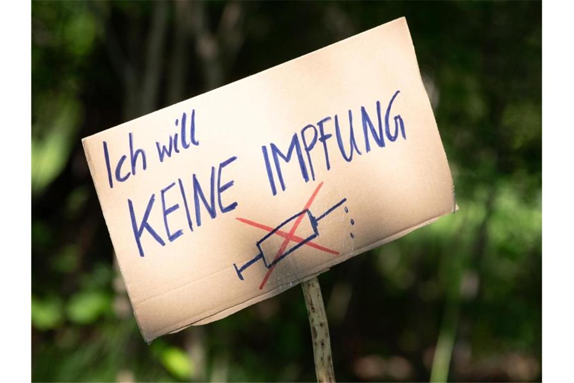 Ein Schild mit der Aufschrift „Ich will keine Impfung“ am Rande einer Querdenker-Kundgebung. Foto: Sebastian Kahnert/dpa-Zentralbild/dpa