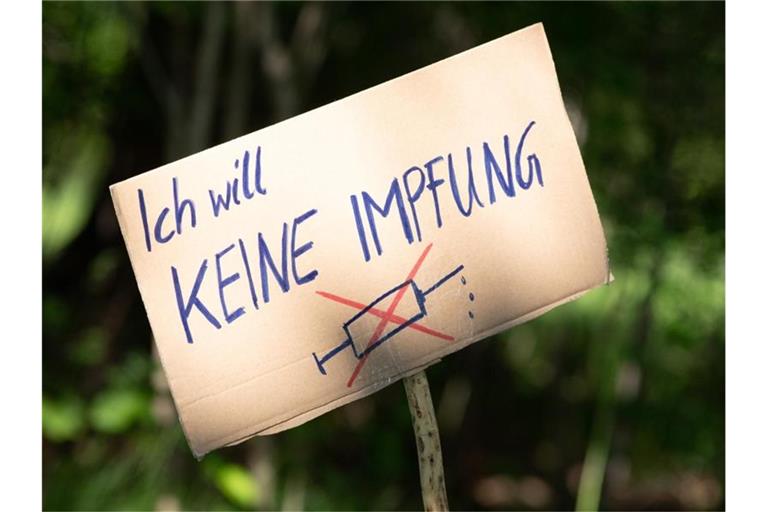 Ein Schild mit der Aufschrift „Ich will keine Impfung“ am Rande einer Querdenker-Kundgebung. Foto: Sebastian Kahnert/dpa-Zentralbild/dpa