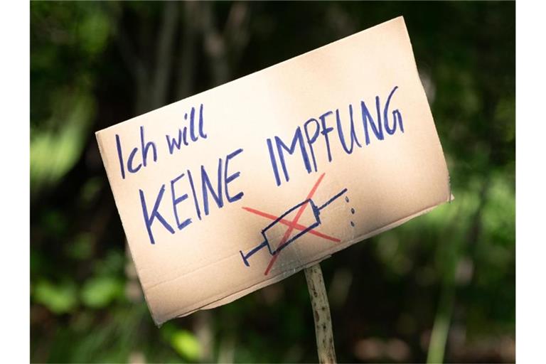 Ein Schild mit der Aufschrift „Ich will keine Impfung“ am Rande einer Kundgebung in Dresden. Foto: Sebastian Kahnert/dpa