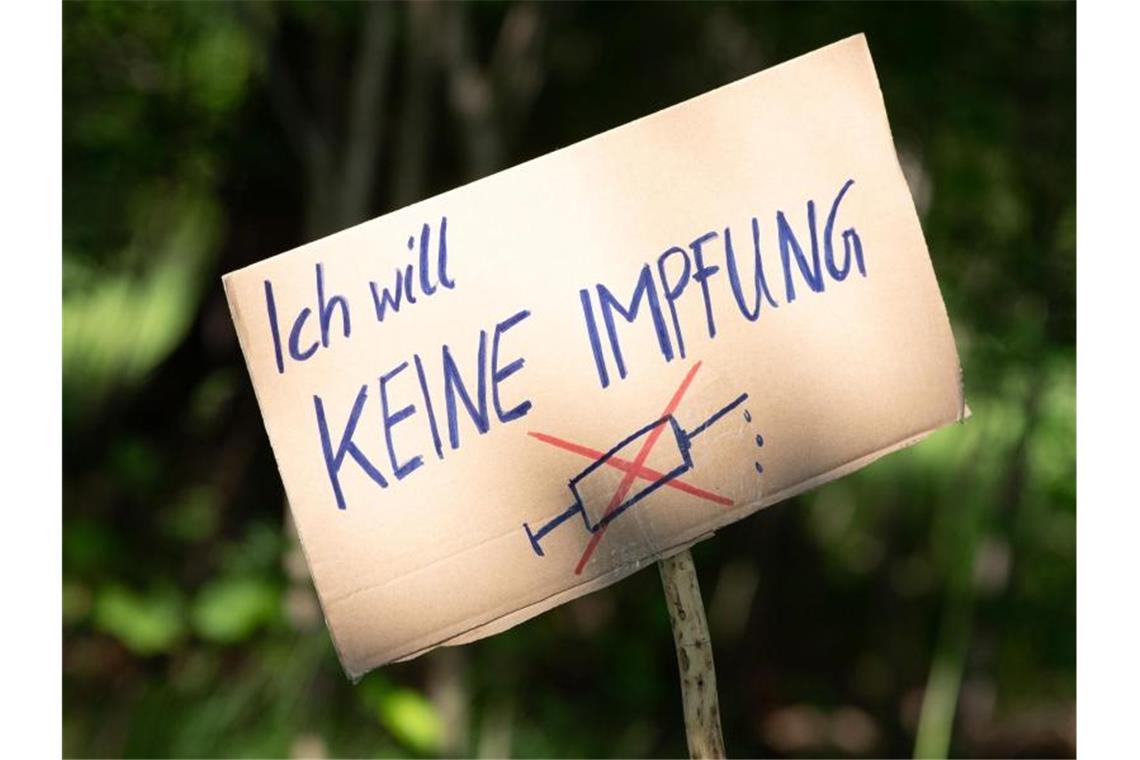 Ein Schild mit der Aufschrift „Ich will keine Impfung“ hält ein Demonstrationstelnehmer. Foto: Sebastian Kahnert/dpa-Zentralbild/dpa