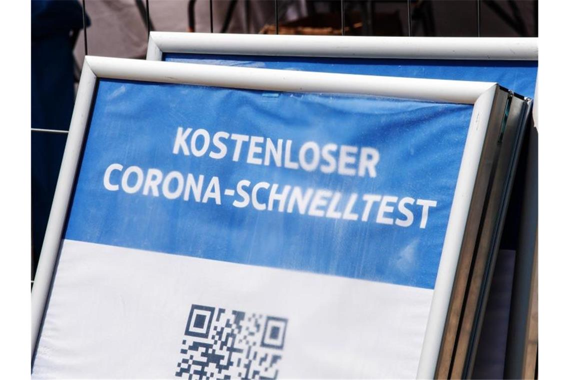 Ein Schild mit der Aufschrift „Kostenloser Corona-Schnelltest“ steht vor einem Testzentrum in München. Die Sieben-Tage-Inzidenz in Deutschland ist laut RKI den zweiten Tag in Folge gestiegen. Foto: Peter Kneffel/dpa