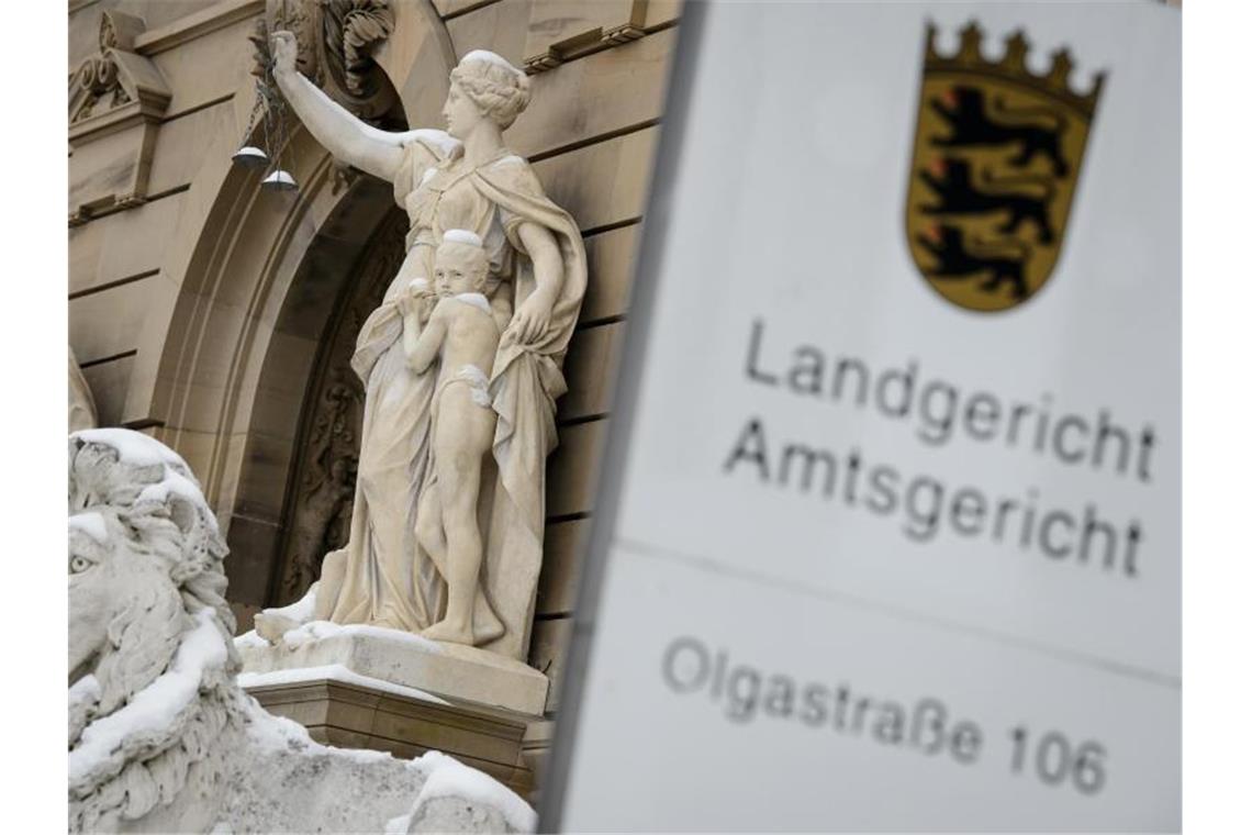 Ein Schild mit der Aufschrift "Landgericht, Amtsgericht" steht vor dem Gerichtsgebäude in Ulm. Foto: Sina Schuldt/Archiv