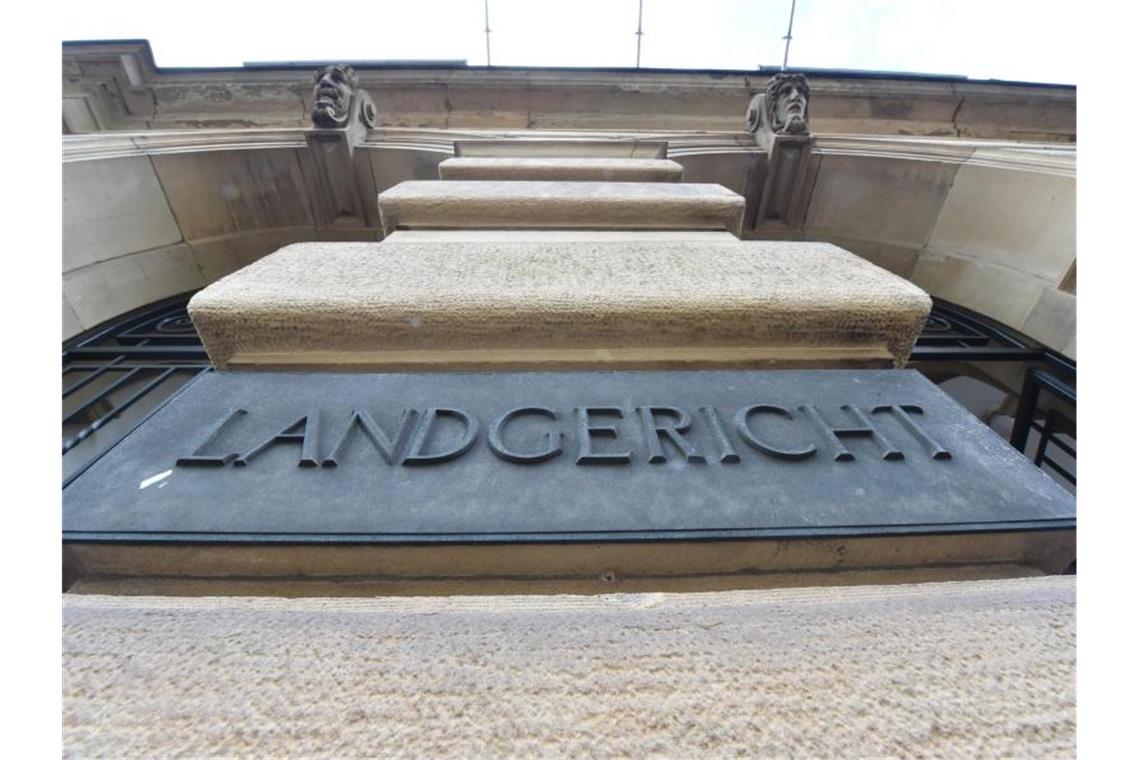 Ein Schild mit der Aufschrift „Landgericht“ an der Fassade des Landgerichts Karlsruhe. Foto: Uli Deck/dpa