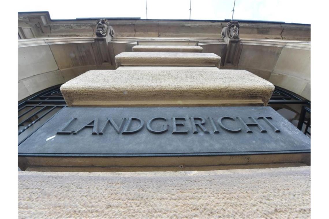 Angeklagter gesteht: Tonnenweise Chemikalien gestohlen Ein Schild mit der Aufschrift „Landgericht“, aufgenommen an der Fassade des Landgerichts. Foto: Uli Deck/dpa/Archivbild