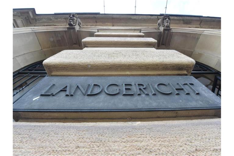 Ein Schild mit der Aufschrift „Landgericht“, aufgenommen an der Fassade des Landgerichts. Foto: Uli Deck/dpa/Archivbild