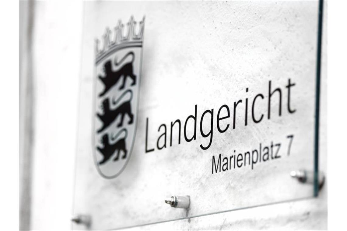 Urteil gegen Supermarkt-Erpresser vom Bodensee rechtskräftig Ein Schild mit der Aufschrift Landgericht. Foto: Felix Kästle/dpa