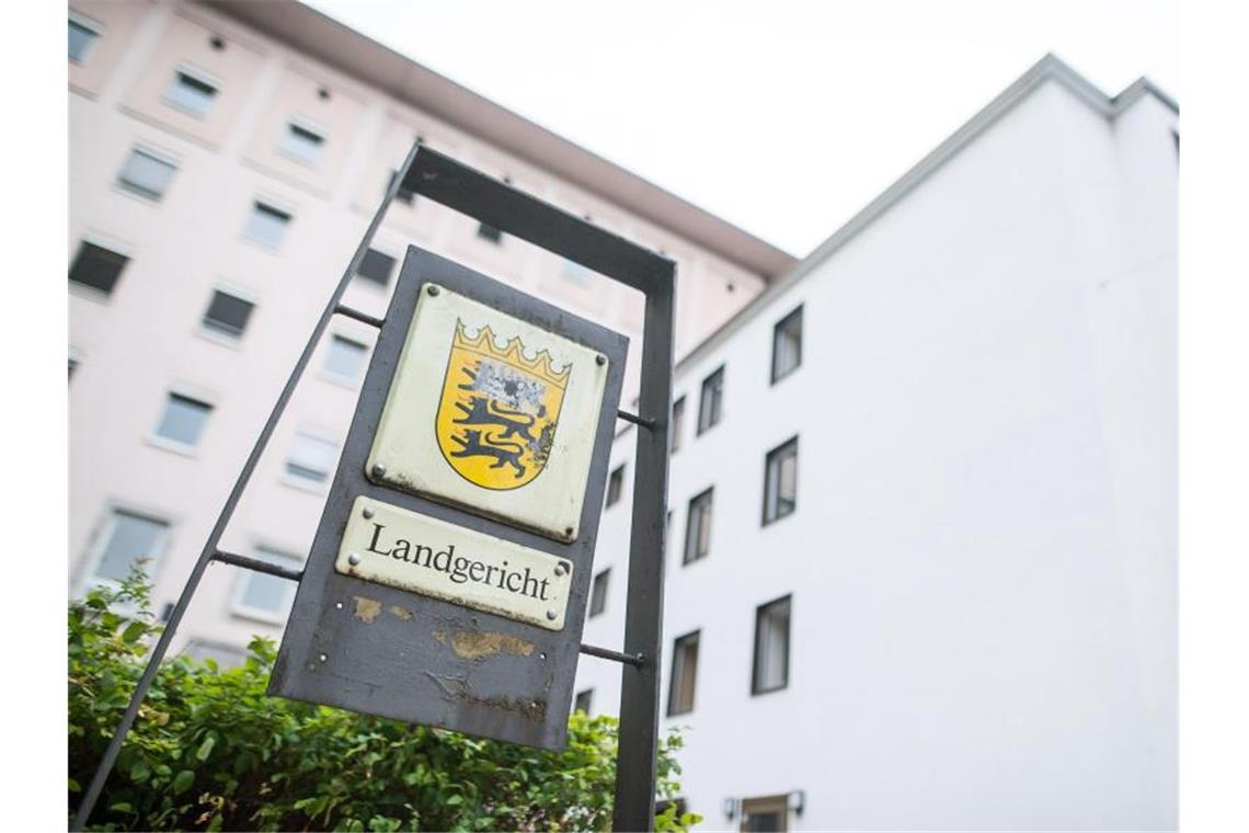 Ein Schild mit der Aufschrift „Landgericht“. Foto: Sebastian Gollnow/dpa