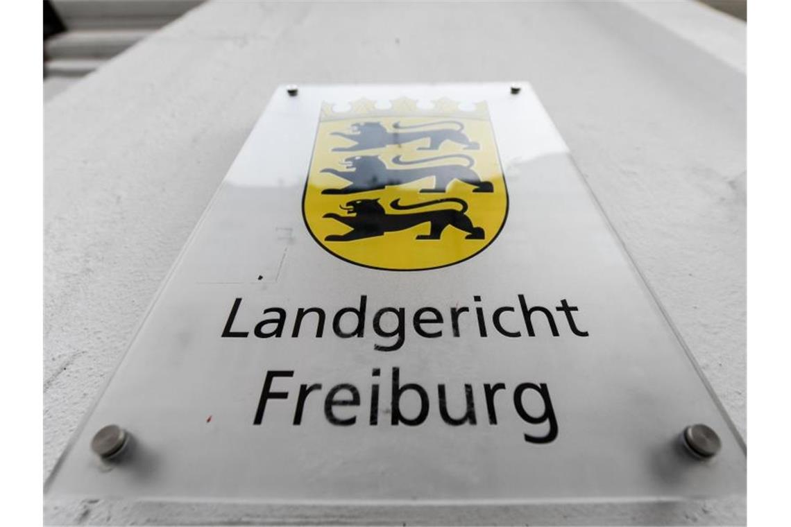 Ein Schild mit der Aufschrift „Landgericht Freiburg“. Foto: Patrick Seeger/Archivbild